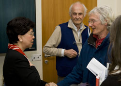 Mme Chan serrant la main de Paul Roullaud -en arrière plan, Wladimir Tchertkoff- lors de la rencontre OMS/IndependentWHO du 4 mai 2011