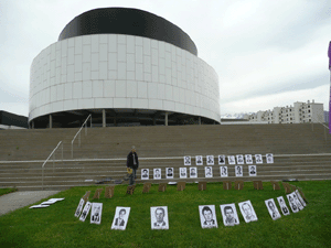 Lexposition des protraits des liquidateurs à Grenoble (Isère-France) en mai 2009