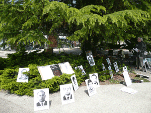 Lexposition des protraits des liquidateurs à Grenoble (Isère-France) en mai 2009