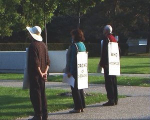 Paul Roullaud avec Thérèse Raitière et Wladimir Tchertkoff devant lOMS le 26 Avril 2007
