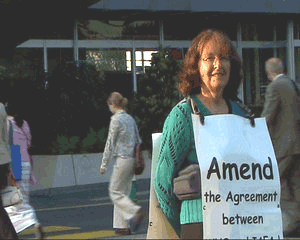 Thérèse Raitière devant lOMS le 26 Avril 2007