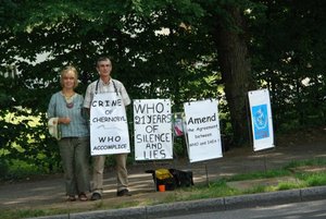 Carole Bouvier y Paul Chandon-Boyer delante de la OMS del 25 al 26 mayo de 2007
