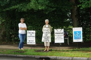 Anne-Marie Dupuis y Cécile Ziélinski delante de la OMS del 18 al 22 junio de 2007