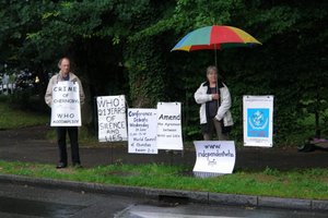 François Gillard y Rolande Coquard delante de la OMS del 25 al 29 junio de 2007