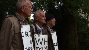 Michel Fernex, Wladimir Tcherkoff et Chris Busby devant lOMS le 27 juin 2007