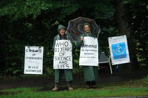 Guy Demenge y Carole Bouvier delante de la OMS el 2 julio de 2007