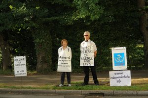 Josiane Echeverria y Jakez Lesouef delante de la OMS del 30 juillet al 3 aoùt 2007