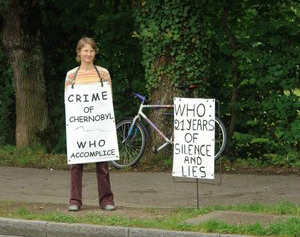 Patricia Lariguet delante de la OMS el 6 julio de 2007