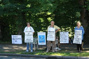 Véronique Ratel, Marcelin y Jocelyne Grousselas delante de la OMS del 12 al 13 julio de 2007