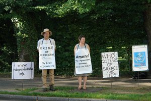 Roland Essayan y Danielle Duval delante de la OMS del 16 al 20 juillet 2007