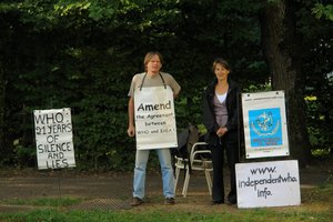 Guy y Frédérique Lereuil delante de la OMS del 22 al 25 julio de 2007