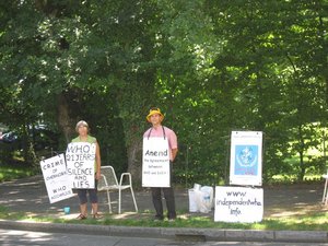 Dominique Krintger y Cyril Giraud delante de la OMS del 26 al 27 julio de 2007