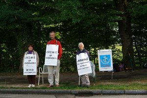 Monique Guittenit, Maarteen Bronkorst und Liliane Deroche vor der WHO vom 20. - 24. August 2007