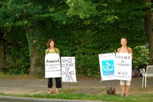 Séverine Durand und Karine Plantier vor der WHO vom 27. - 31. August 2007