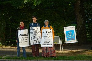 Christine Dacosta, Jean-Louis Arroui y Lamamo delante de la OMS del 3 al 7 septiembre de 2007
