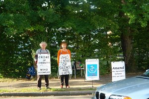 Paul Roullaud y Thérèse Raitière delante de la OMS del 10 al 12 septiembre de 2007