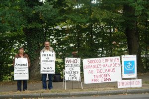 Monique Lemeur y Bernard Nicolle delante de la OMS del 17 al 21 septiembre de 2007