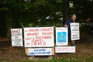 Guy Demenge delante de la OMS el 25 septiembre de 2007