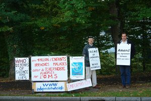 André Escollier y Philippe Cointe delante de la OMS el 26 septiembre de 2007