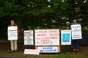 Françoise Chaffard y Maurice Bécamiel delante de la OMS el 27 septiembre de 2007