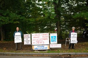 Philippe Reculard y Annick Bruneau delante de la OMS del 1 al 5 octubre de 2007