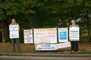 Jean Yves Peillard y Maryvonne David-Jougneau delante de la OMS el 9 octubre de 2007