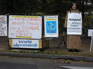 Françoise Bouvier delante de la OMS el 24 octubre de 2007