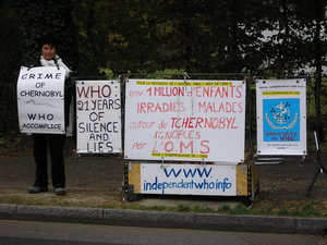 Dominique Blanchard delante de la OMS el 25 octubre de 2007