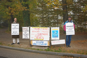 François Fresneau y Olivier Désire delante de la OMS del 29 octubre al 2 noviembre 2007