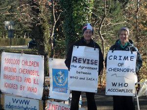 Michel Rioche y Carole Bouvier delante de la OMS el 26 noviembre de 2007