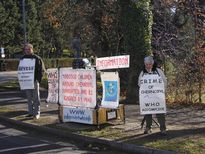 Christophe Mounier y Michèle Keiszei delante de la OMS el 27 noviembre de 2007
