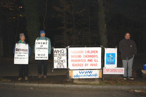 Carole Bouvier, Christophe Collard y Christophe Mounier delante de la OMS del 28 al 30 noviembre de 2007