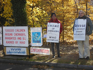 Odile Gordon Lennox y Pierre Ferrandon delante de la OMS el 8 noviembre de 2007