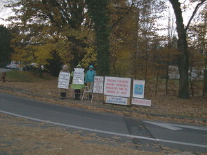 Mirose Niklaus, Hélène Rullon Philips y Juliana Scramstad delante de la OMS el 9 noviembre de 2007