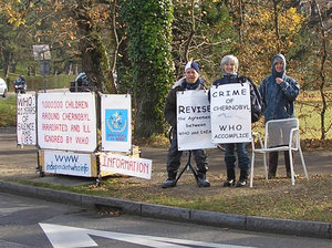 Charly Dumont, Claudine le Tallec y Carole Bouvier delante de la OMS el 20 noviembre de 2007
