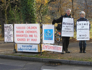 Michel Rioche y Claudine le Tallec delante de la OMS el 20 noviembre de 2007