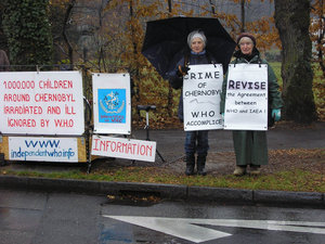Claudine Le Tallec y Thérèse Jouffroy delante de la OMS el 21 noviembre de 2007