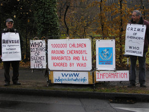 Michel Logé y Michel Poussard delante de la OMS el 22 noviembre de 2007