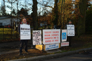 Francis Meuley y Christine Kjelberg delante de la OMS el 23 noviembre de 2007