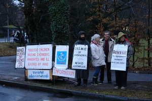 Christophe Duval, Monika Von Der Meden, Pierre Guérin, Cyril Crevon y Nathalie Colombet delante de la OMS del 7 al 11 enero de 2008