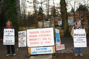 Denis Simonnet y Jeannine Naudinet delante de la OMS del 14 al 17 enero de 2008