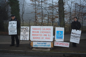 Wladimir Tchertkoff y Emmanuela Eandréoli delante de la OMS del 28 al 30 enero de 2008