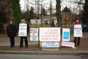 Emmanuela Eandréoli, Wladimir Tchertkoff y Philippe Reculard delante de la OMS el 31 enero de 2008