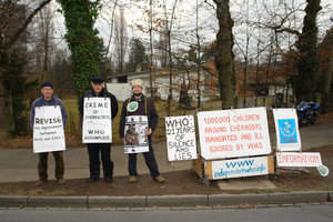 Philippe Reculard, Wladimir Tchertkoff y Andrey Ozharovskiy delante de la OMS el 31 enero de 2008