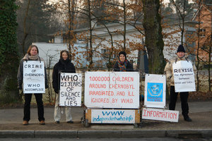 Frédérique y Guy Lereuil, Bénédicte y Vincent Vandamme delante de la OMS del 11 al 13 febrero de 2008