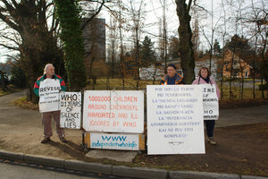 Jocelyne y Marcelin Grousselas y Gérard Brisoux delante de la OMS del 25 al 29 febrero de 2008
