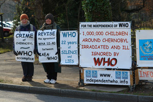 Liliane Deroche et Monique Guittenit devant lOMS du 3 au 7 mars 2008