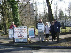 Friedrich Niebergal, Nicolai Tchertkoff, Monika von der Meden avec des visiteurs devant lOMS du 17 au 21 mars 2008