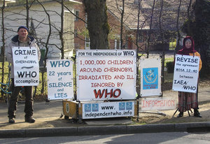 Jean-Yves Peillard et Lamamo devant lOMS le 24 mars 2008
