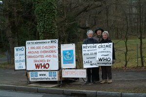 Claudine le Tallec, Christine Kjelberg et Thérèse Jouffroy devant lOMS du 25 au 28 mars 2008